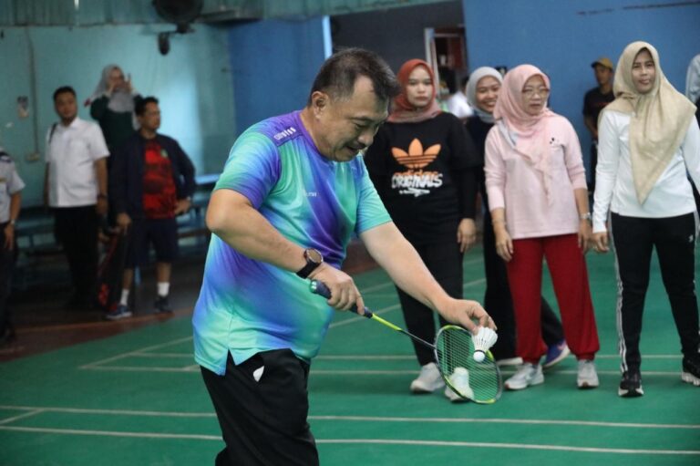 “Wawali Harris Bobihoe Tampil Memukau Di Turnamen Bulu Tangkis se Mustika Jaya”