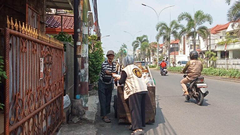 Yayasan Yatim Indonesia Sejahtera Berbagi Nasi Boks Jumat Berkah untuk Makan Siang