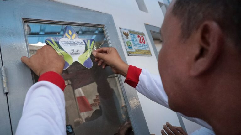 “Percepat Peningkatan Kesejahteraan, Wali Kota Bekasi Resmikan Program Rutilahu di Jatimurni”