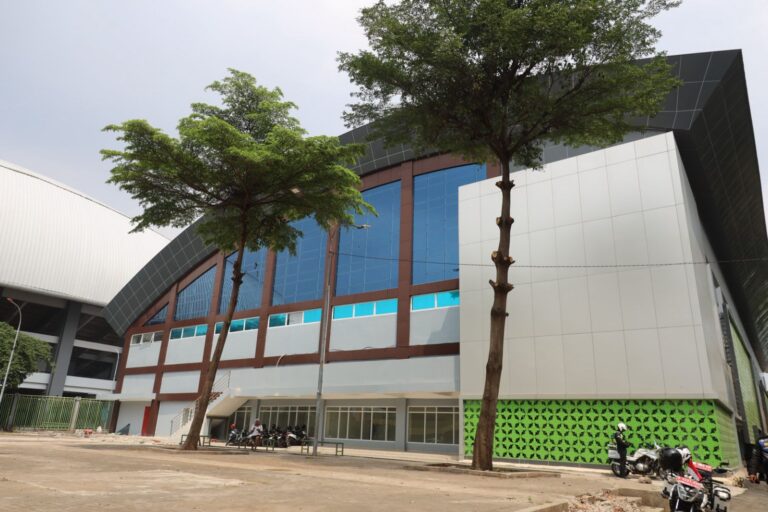 “Wali Kota Bekasi Tinjau Pembangunan GOR Voli, Badminton, dan Sepatu Roda Bertaraf Internasional”