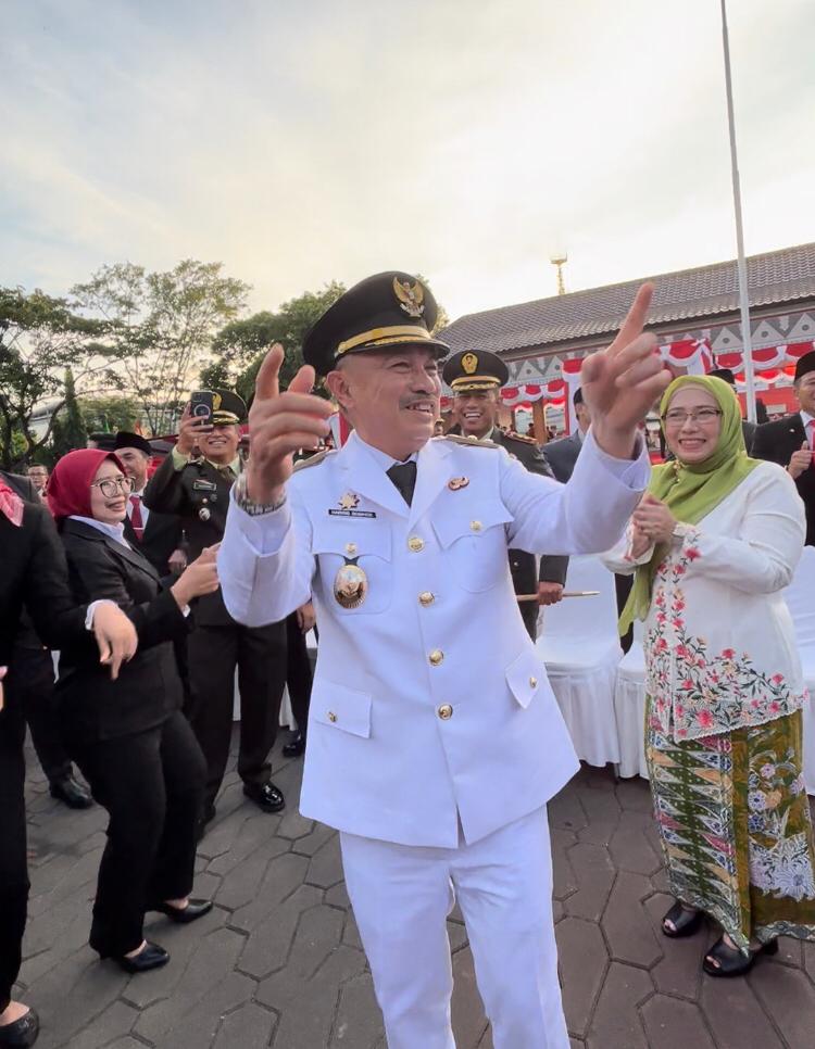 “Tabola Bale Bikin Meriah Suasana Parade Senja Di Alun-Alun Kota Bekasi, Wawali Harris Bobihoe Bergoyang Bersama Masyarakat”
