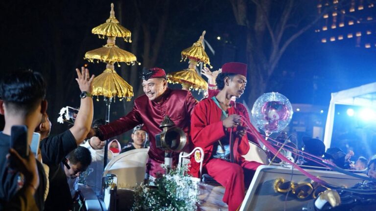 “Rombongan Kota Bekasi Bagikan Susu Dan Makanan Ringan Gratis Bikin Anak- anak Senang Saat Nonton Kirab Budaya HUT Jabar Ke 80”