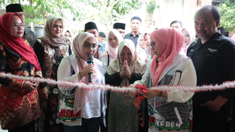 “Pemerintah Kota Bekasi dan TP PKK Resmikan Rumah Tidak Layak Huni di Bojong Rawalumbu”