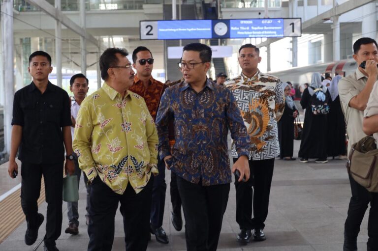 “Hadiri Wisuda Ukri, Ini Pesan Wawali Harris Bobihoe Kepada Generasi Penerus”