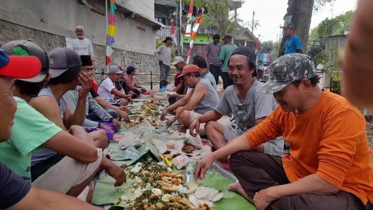 Warga Ngimbun Karangjati Gelar Tradisi Nyadran dan Kerja Bakti di Sendang Ngimbun